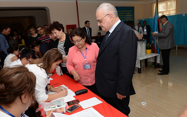 Artur Rasizadə səs verdi - FOTOLAR