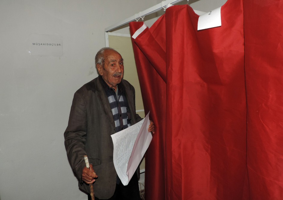 Kənd ağsaqqalı: Ölkəmizin xoşbəxt gələcəyinə səs verdim