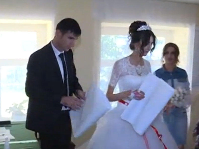 Bəy və gəlin səsvermədə iştirak etdilər - VİDEO - FOTO