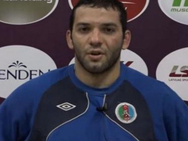 Güləşçimizə 200 qramlıq qızıl medal verildi