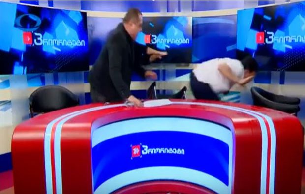 Gürcü siyasətçilər efirdə bir-birinə stəkan atdılar – VİDEO