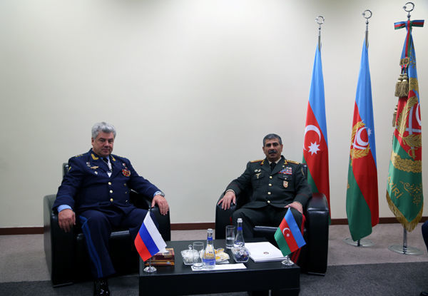 Rusiyalı general Zakir Həsənovla danışıqlarda