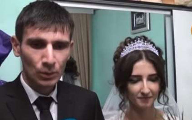 Toy günü səs verən cütlüyə icra başçısından hədiyyə – VİDEO