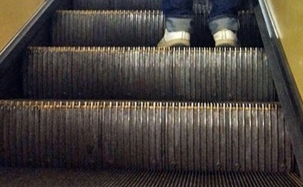 Bakı metrosunda QORXULU ANLAR - Uşaq son anda xilas edildi