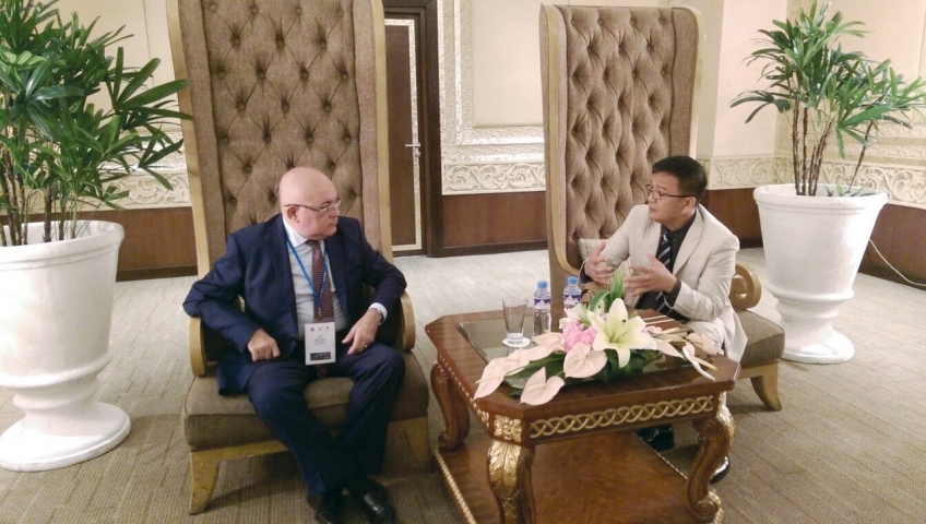 Aydın Əliyev filippinli həmkarı ilə görüşüb