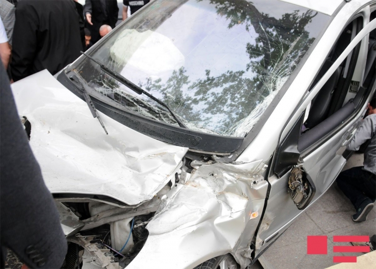 Ağcabədidə avtomobil dərəyə düşüb, ölən və xəsarət alanlar var