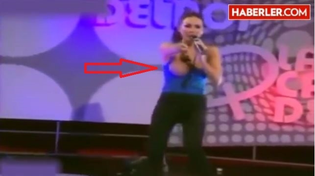 Müğənni mahnı oxuyarkən sinəsi çöldə qaldı (VİDEO)