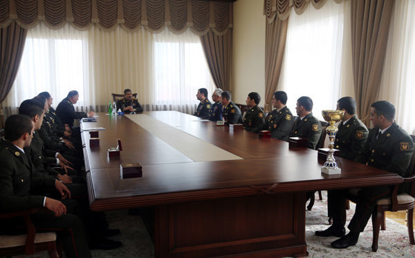 Zakir Həsənov DÇ-da medal qazanan güləşçilərlə görüşüb – FOTO