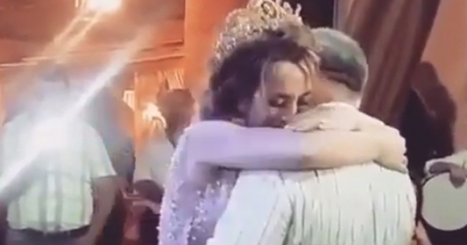 Bakıda çəkilən bu görüntülər hamını kövrəltdi: Gəlinin atası ilə rəqsi - VİDEO