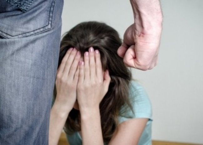 Bakıda 23 yaşlı qızı hoteldə döydülər