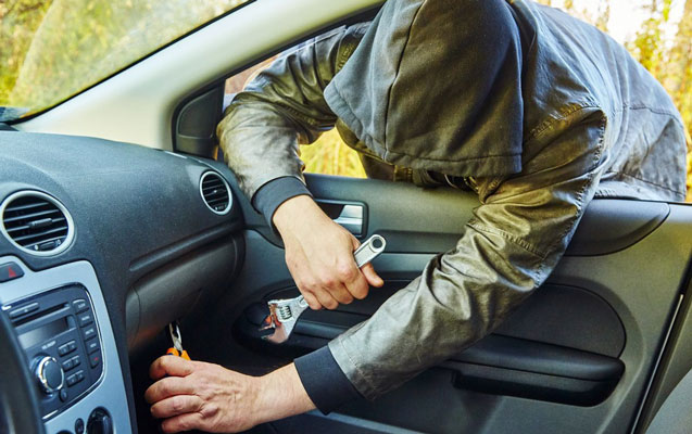 Bakıda qadın maşının qapısını bağlamadı - Başına iş gəldi