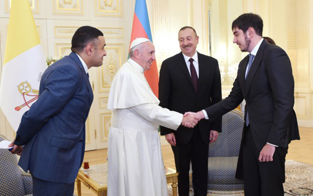 Prezidentin ailəsi ilə Papanın görüşündən - FOTOLAR