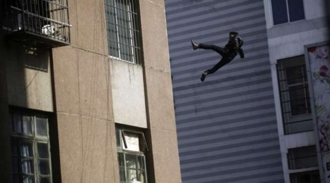 Bakıda İNTİHAR: 34 yaşlı kişi özünü binadan atdı