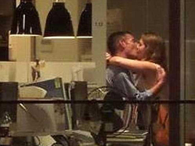 RÜSVAYÇILIQ! Nişanlı qız evli kişiylə ofisdə belə tutuldu