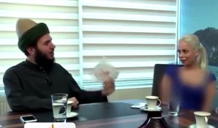 Dini verilişə sinəsi açıq gəldi, molla çaş-baş qaldı - VİDEO