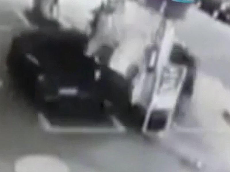 ŞOK VİDEO ! Avtomobil yanacaqdoldurma məntəqəsinə ÇIRPILDI