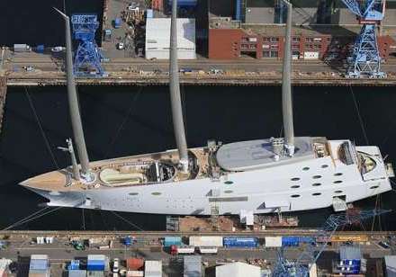 Rus milyarderə məxsus nəhəng yaxta dənizə buraxıldı