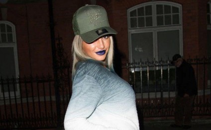 Şoudan qovulan aktrisa ətəyini qaldırıb, budunu göstərdi - FOTO (18+)