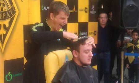 Məşhur futbol ulduzu jurnalistin - başını qırxdı - VİDEO