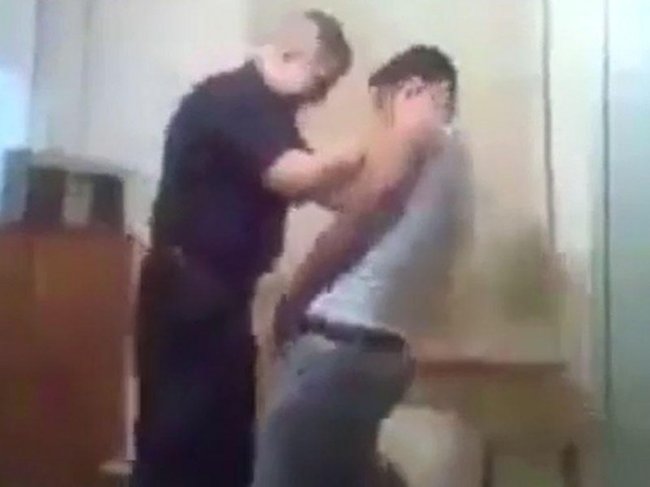 Polis bölməsində gənc oğlana işgəncə - VİDEO