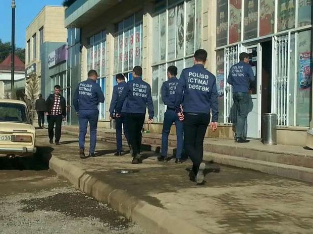 Geyimlərinə “Polisə ictimai dəstək” yazılmış şəxslər kimlərdir?