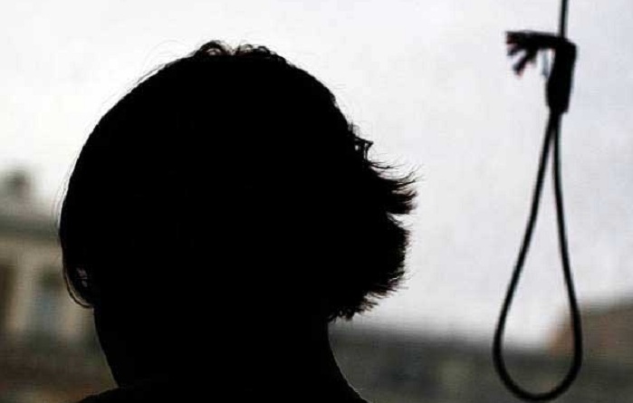 Anasını itirən 18 yaşlı gənc özünü asdı