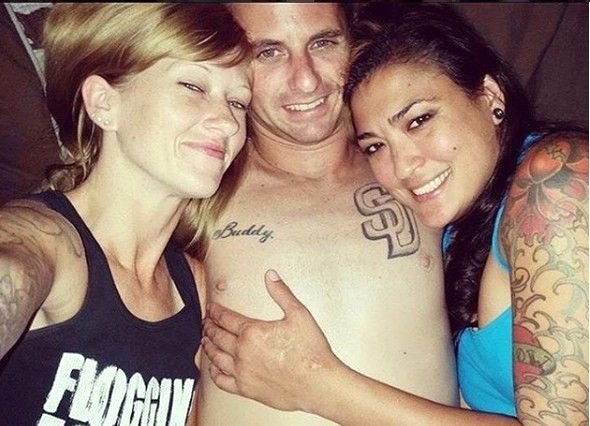 Bu kişi hər gecə arvadı və arvadının sevgilisinin ortasında yatır - FOTOLAR