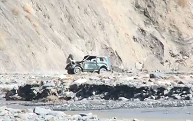 Dəhşətli qəzada ata öldü - Uşaq dərədən çətinliklə çıxdı