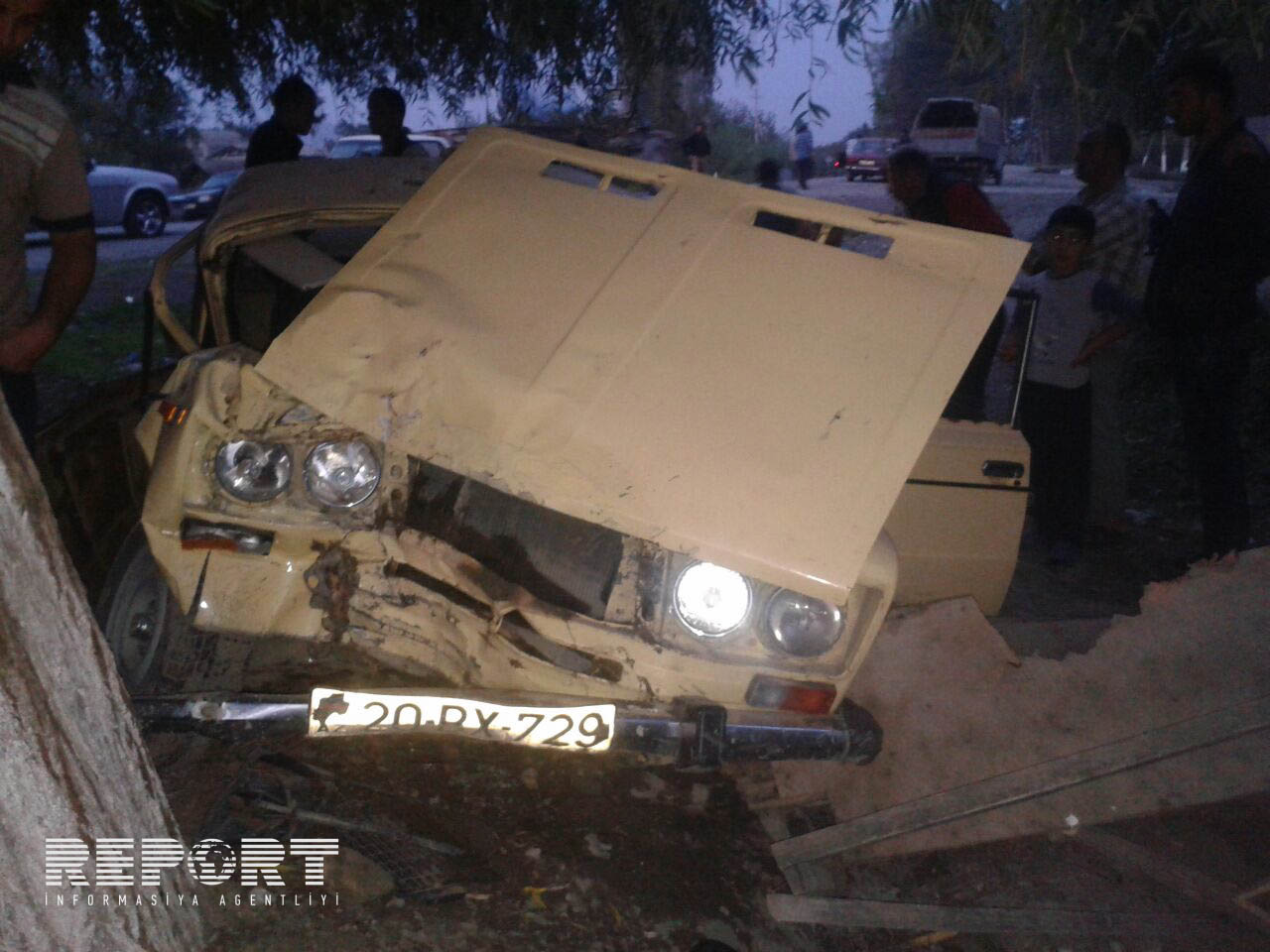 Maşınını ağaca çırpdı — yaralılar var + FOTOLAR