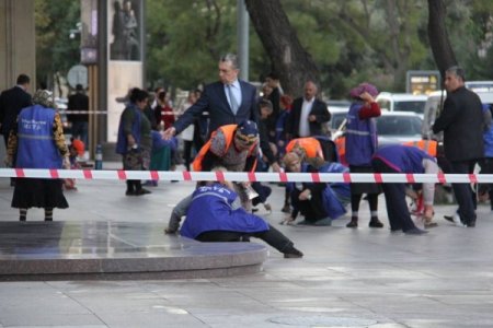 İcra başçısı qadınların dizini yerə qoyub - Foto