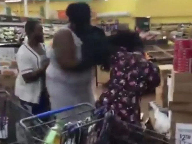 Qadınlar su şüşəsinə görə bir-birlərini qırdılar - VİDEO