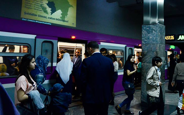 Qadın yıxılaraq ağır xəsarət aldı - Bakı metrosunda