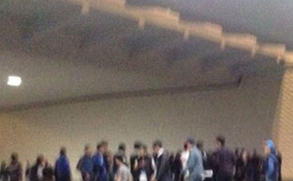 Millinin oyununa gedən azarkeş körpüdən yıxıldı - Foto