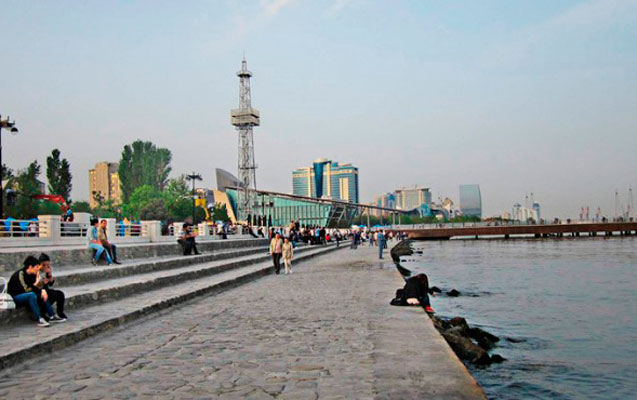 Sevgilisindən ayrılan qız özünü bulvarda dənizə atdı