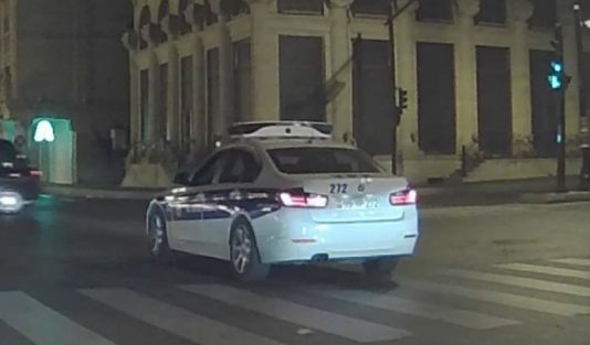 Sürücüləri “avtoş” adı ilə tutan yol polisi qayda pozarkən kameraya düşdü – VİDEO