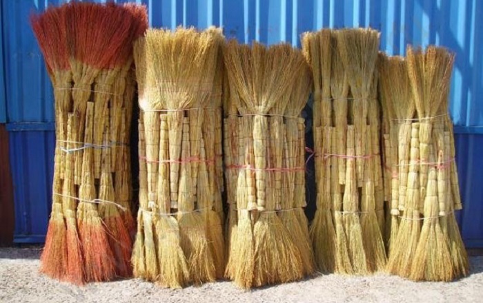 Məktəbə 150 süpürgə verilib?- Direktordan açıqlama