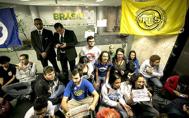 Tələbələr prezidentin ofisini zəbt etdilər