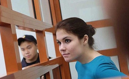 Tələbə qız məhkəməyə sübut kimi alt paltarlarını göstərdi - FOTOLAR