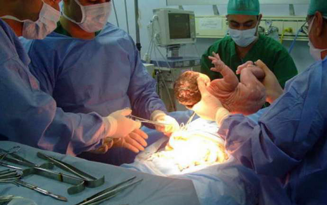 Qeysəriyyə əməliyyatından sonra ananın vəziyyəti pisləşib - Sumqayıtda