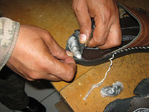 Gömrükçülər ayaqqabının dabanında narkotik aşkar edib