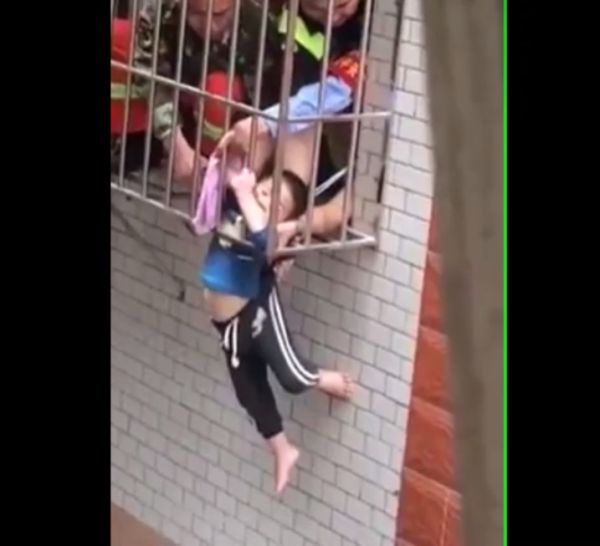 Möcüzə nəticəsində sağ qalan uşaq - Valideyn diqqətsizliyi... - VİDEO