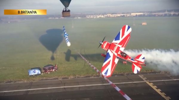 Qırmızı lenti təyyarə ilə kəsdi - VİDEO