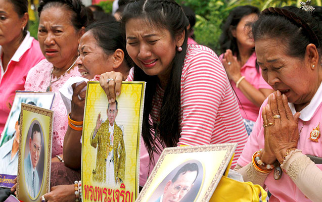 Xalq kral üçün ağlayır - Fotolar