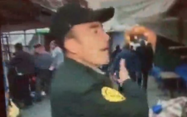 Bazarda yanğın zamanı mühafizəçinin reaksiyası – VİDEO