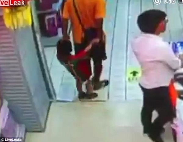 Atanın bir anlıq diqqətsizliyi - Övladını öldürdü... - VİDEO