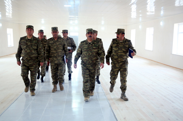 Zakir Həsənov hələ də cəbhə bölgəsindədir - FOTOLAR