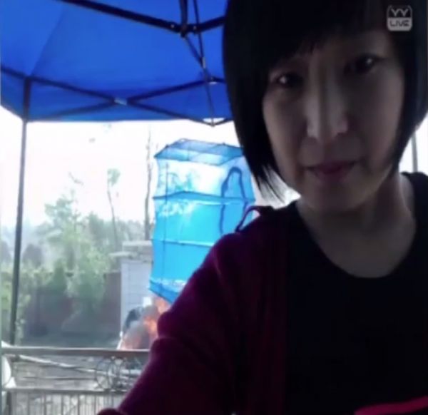 Qadın canlı yayımda avtomobilini yandırdı - Daha çox pul qazanmaq üçün... - VİDEO