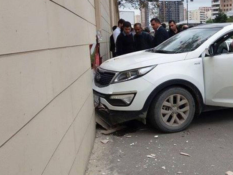 Bakıda dəhşətli qəza: İnarkt keçirən sürücü bank işçisini vurdu- FOTO