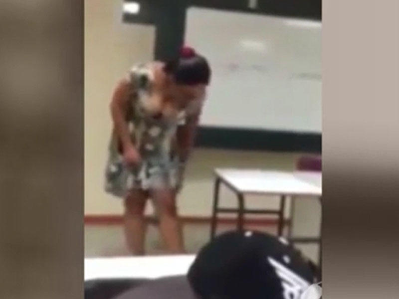 Qadın müəllim şagirdlərə anatomiya dərsini öz bədənində izah etdi