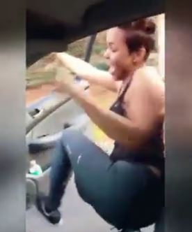 Ehtiraslı rəqsi başına bəla oldu: avtomobildən yıxıldı – VİDEO